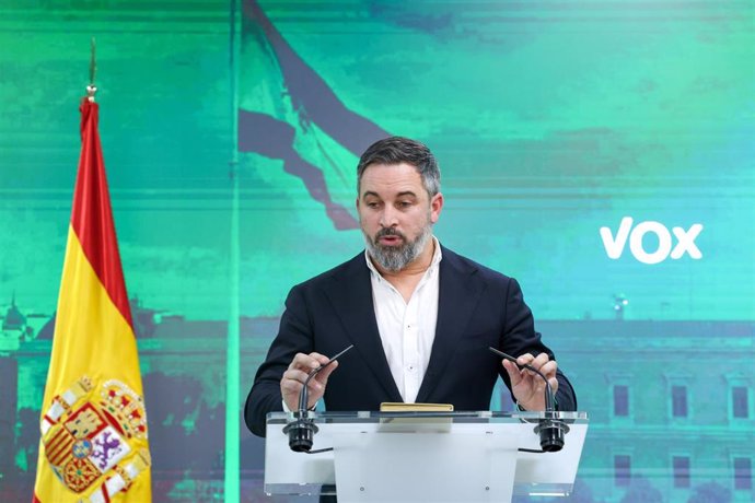 El líder de VOX, Santiago Abascal, durante una rueda de prensa tras la reunión del Comité de Acción Política de Vox, en la Sede del partido, a 8 de enero de 2024, en Madrid (España).