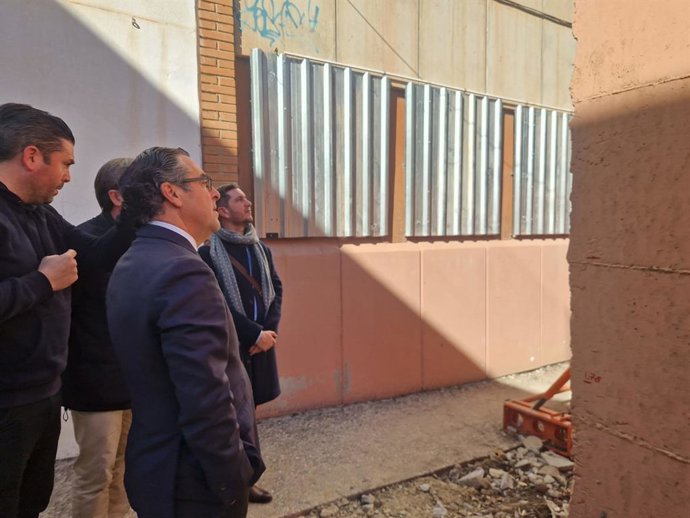 Comienzan las obras sustitución y reparación de un muro en el CEIP Blas Infante de la capital