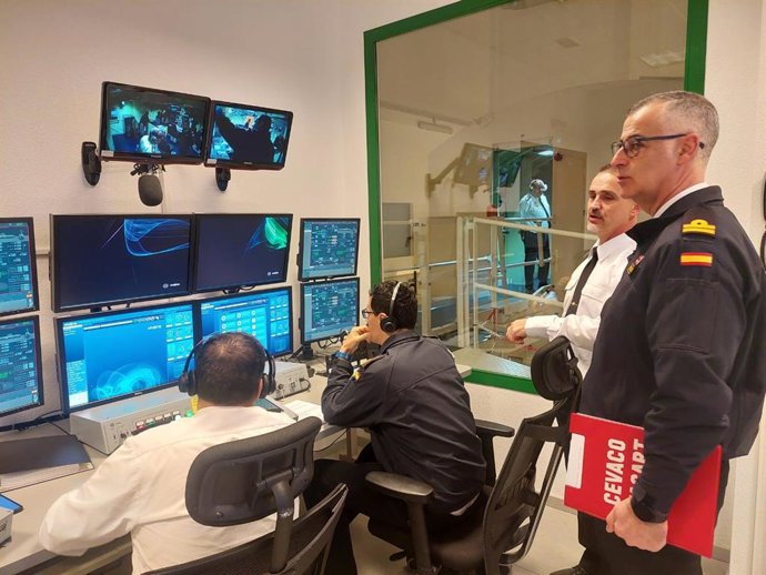 FPersonal del grupo evaluador inspeccionando requisitos del simulador