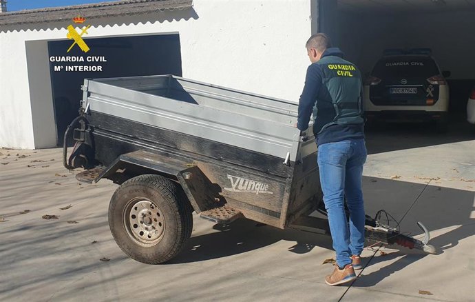 Archivo - Un agente inspecciona el remolque.