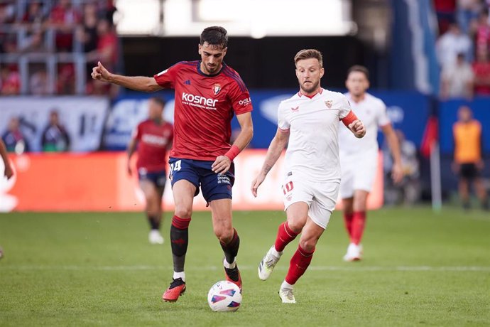 Archivo - Alejandro Catena e Ivan Rakitic en el Osasuna-Sevilla de la primera vuelta de LaLiga EA Sports