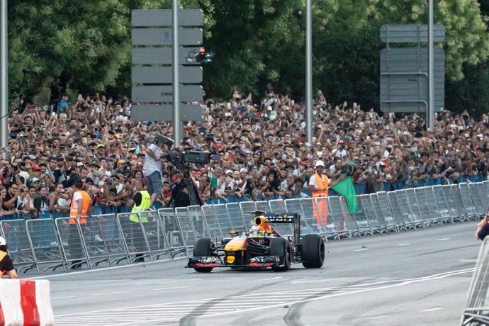 Archivo - El piloto de F1 Checo Perez recorre con el monoplaza Red Bull RB7 (2011) el recorrido urbano entre la Puerta de Alcalá, el edificio Metrópolis, Cibeles y un tramo de Paseo Recoletos 