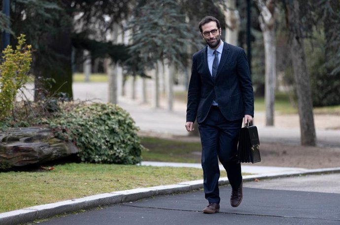 El ministro de Economía, Comercio y Empresa, Carlos Cuerpo, llega al primer Consejo de Ministros de 2024 con su nueva cartera, a 9 de enero de 2024, en Madrid (España). Este es el primer Consejo de Ministros en el que participa el nuevo ministro de Econ