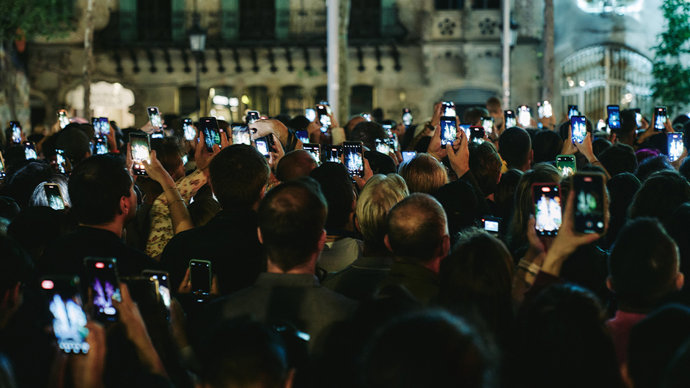 Espectadores grabando un mapping en la Casa Batlló.