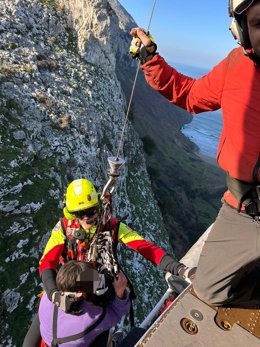 Rescate en helicóptero de una mujer en los Ojos del Diablo.