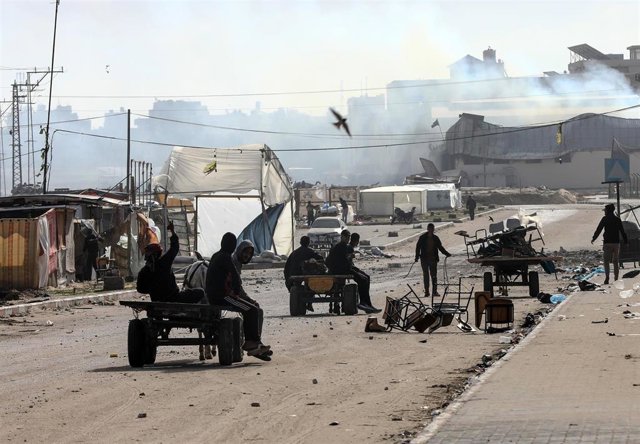Un grupo de palestinos abandonan sus hogares en la ciudad de Jan Yunis, en el sur de la Franja de Gaza, en medio de la ofensiva del Ejército de Israel (archivo)