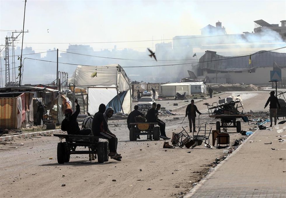 Un grupo de palestinos abandonan sus hogares en la ciudad de Jan Yunis, en el sur de la Franja de Gaza, en medio de la ofensiva del Ejército de Israel (archivo)