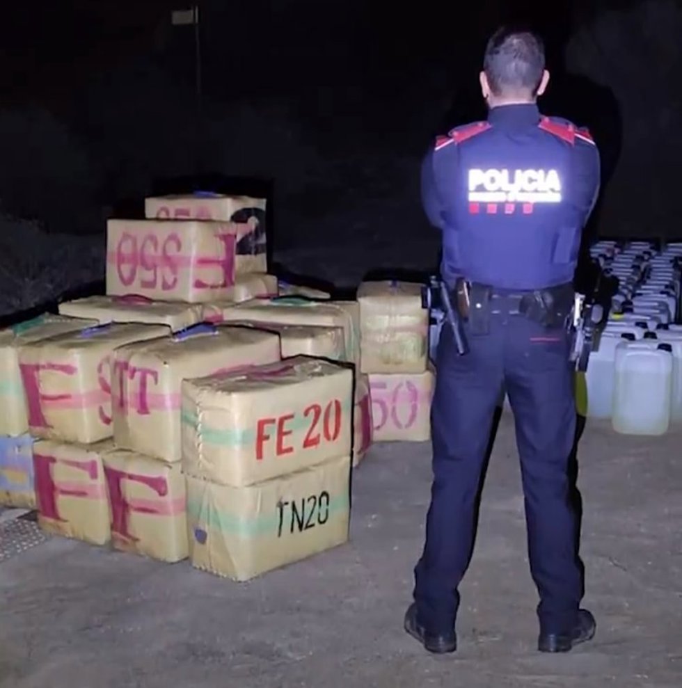La policía interviene 3,5 toneladas de hachís y 4 vehículos en una cala del Cap de Creus (Girona)