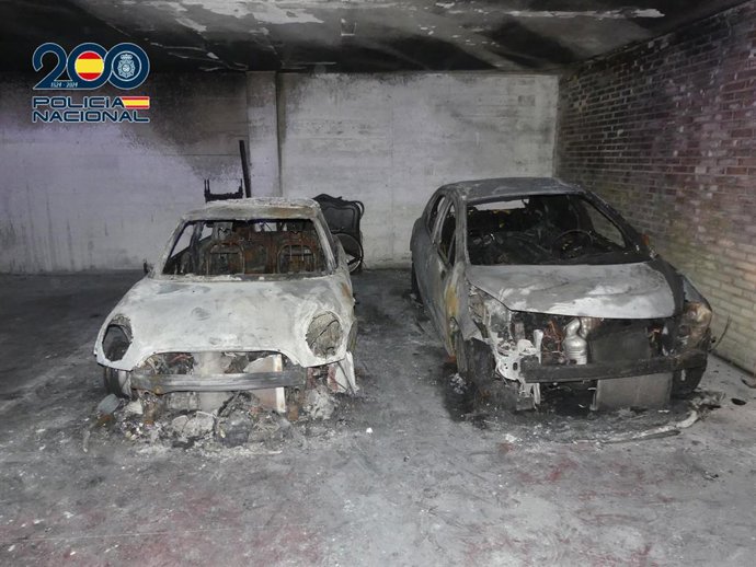 Archivo - Imagen de los coches quemados