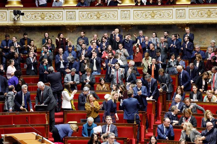 Archivo - 11 December 2023, France, Paris: Members of Parliament of the left-wing coalition NUPES applaud after the draft law to control immigration has been rejected at the National Assembly. The French lower house of parliament started to debate a bill 