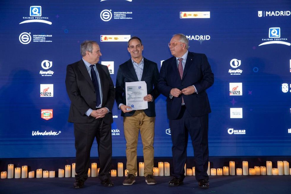 Las Palmas de Gran Canaria recibe el diploma Q de Calidad Turística para la Playa de Las Canteras en el marco de FITUR 2024