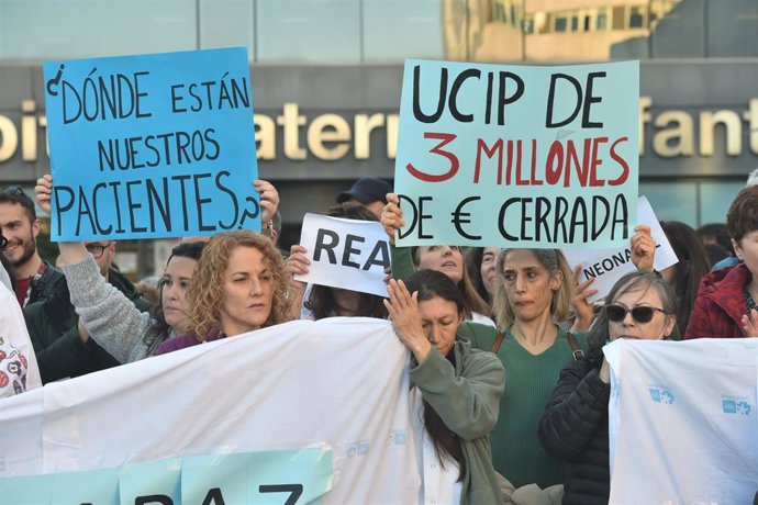 Decenas de personas durante una concentración para reclamar una solución para la UCI Pediátrica de La Paz, frente al edificio Materno-Infantil del hospital
