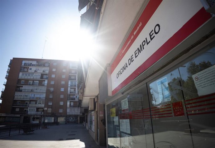 Archivo - Fachada de una oficina de empleo.
