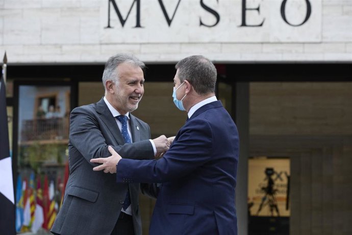 Archivo - Ángel Víctor Torres saluda Emiliano García-Page, en la XXVI Conferencia de Presidentes, a 13 de marzo de 2022, en Los Llanos de Aridane, La Palma, Canarias (España).