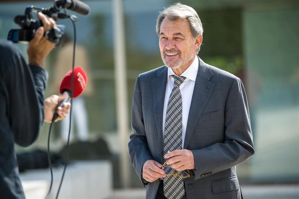 Archivo - El expresidente de la Generalitat de Catalunya, Artur Mas, atiende a los medios a su salida de la capilla ardiente del peluquero Lluís Llongueras