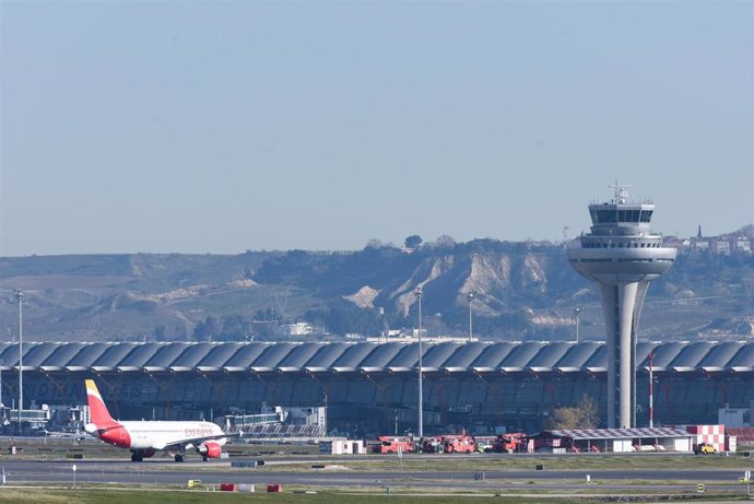 Un avión aparcado en la pista durante el último día de la huelga del servicio de handling de Iberia, en el aeropuerto Adolfo Suárez Madrid-Barajas, a 8 de enero de 2024, en Madrid (España). Iberia ha cifrado el seguimiento de la huelga del handling entr