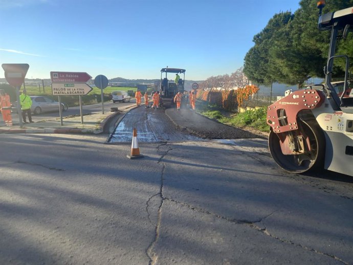 Trabajos de apliacación del asfaltado en la A-494 por Moguer (Huelva).