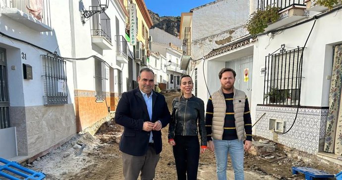 La delegada territorial de Justicia, Administración Local y Función Pública en Málaga, Teresa Pardo, visita Oizarra, junto al alcalde, Félix Lozano.