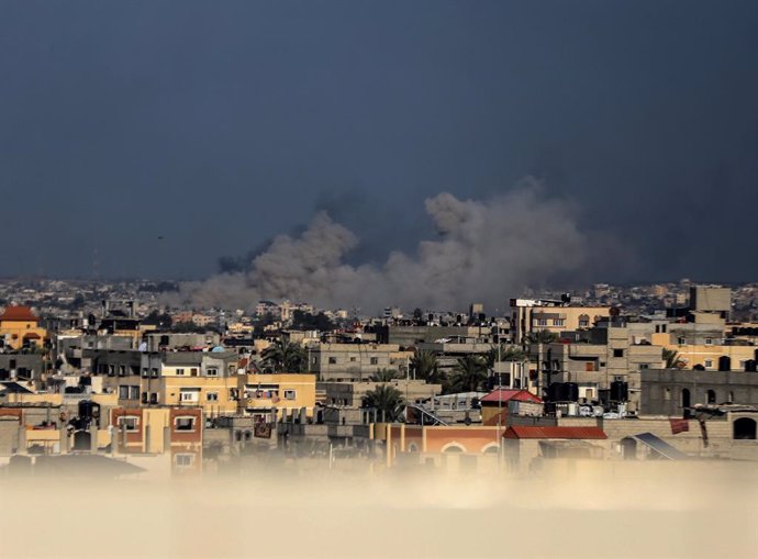 Columnas de humo tras bombardeos del Ejército de Israel contra la ciudad de Jan Yunis, en el sur de la Franja de Gaza (archivo)