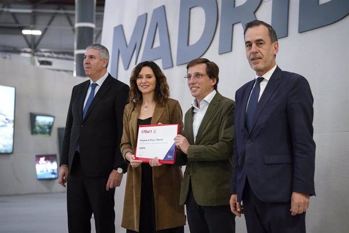 La presidenta de la Comunidad de Madrid junto al alcalde de la capital recoge el premio al mejor estand en Fitur