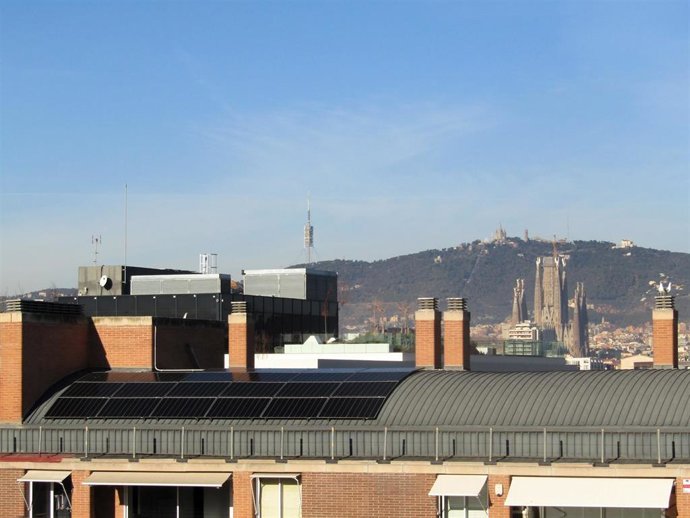 Un edificio de Barcelona con placas fotovoltaicas instaladas