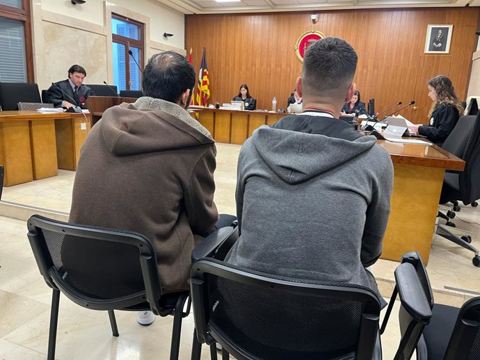 Los dos acusados de patronear una patera de Argelia a Cabrera en agosto, sentados para el juicio en la Audiencia.