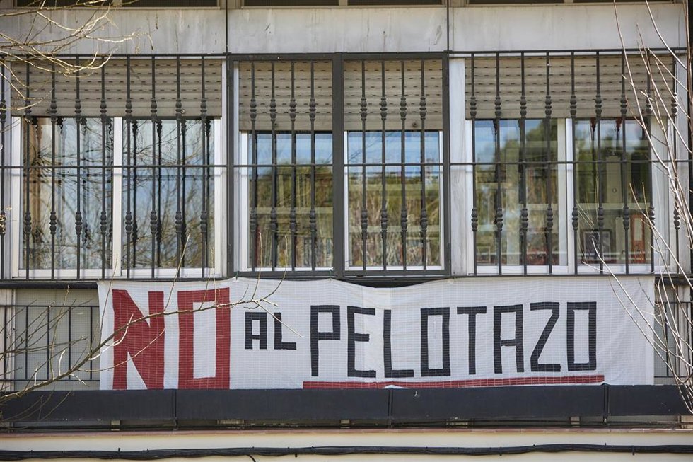 Archivo - Varias personas se manifiestan durante una marcha del Sindicato de Inquilinas bajo el lema No al pelotazo en la Ermita del Santo 