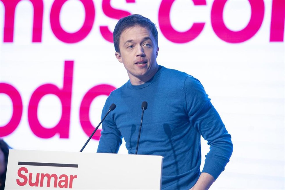 El líder de Más País, Iñigo Errejón, interviene durante la puesta de largo de la candidata de Sumar Galicia, Marta Lois, en el Auditorio Mar de Vigo, a 12 de enero de 2024, en Vigo, Pontevedra, Galicia (España). Movemento Sumar Galicia, Esquerda Unida y