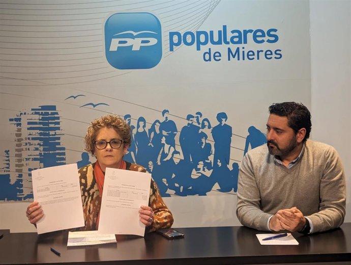 Laa diputada regional del PP Gloria García y el portavoz municipal de Mieres, Fernando Hernández.