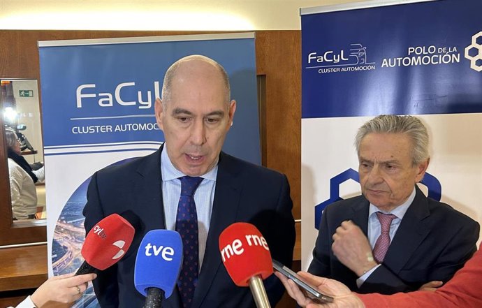 El viceconsejero de Economía y Competitividad de la Junta de Castilla y León, Carlos Martín Tobalina, y el presidente de Facyl, Félix Cano, atienden a los medios de comunicación.