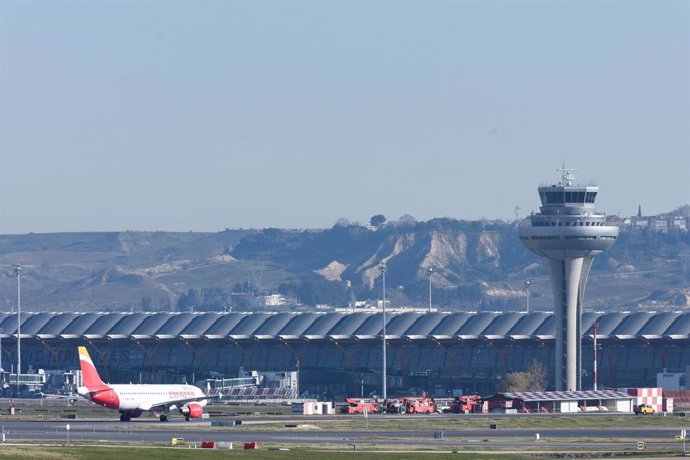 Un avión aparcado en la pista durante el último día de la huelga del servicio de handling de Iberia, en el aeropuerto Adolfo Suárez Madrid-Barajas, a 8 de enero de 2024, en Madrid (España). Iberia ha cifrado el seguimiento de la huelga del handling entre 