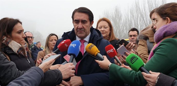 El consejero de Medio Ambiente, Vivienda y Ordenación del Territorio, Juan Carlos Suárez-Quiñones, en declaraciones a los medios antes de entregar 60 vehículos nuevos a Protección Civil en el parking de la Feria de Valladolid