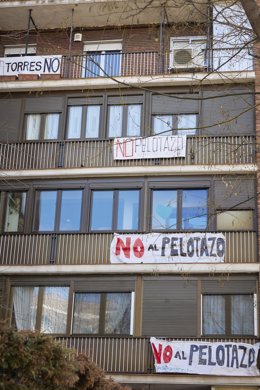 Archivo - Varias personas se manifiestan durante una marcha del Sindicato de Inquilinas bajo el lema No al pelotazo en la Ermita del Santo 