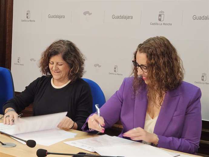 La consejera de Igualdad, Sara Simón, firma un convenio de colaboración con la presidenta de CEOE-Cepyme en Guadalajara, María Soledad García.