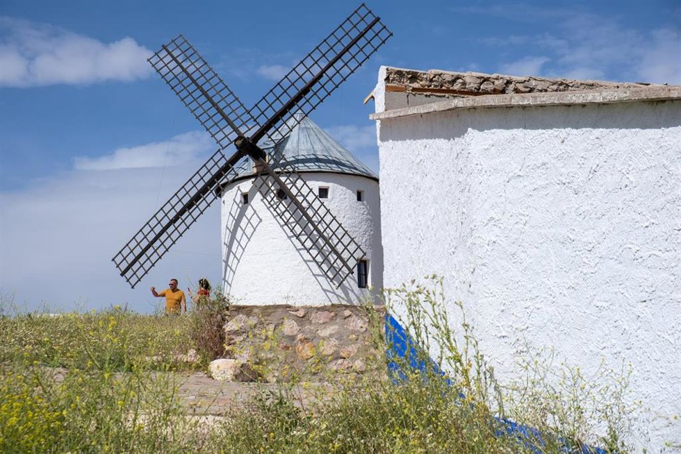Archivo - Viajeros procedentes de Madrid, visitan una bodega de vino en Campo de Criptana, a 14 de mayo de 2022, en Campo de Criptana, Ciudad Real, Castilla La-Mancha (España). El tren de los Molinos, sale desde Madrid a Campo de Criptana determinados s