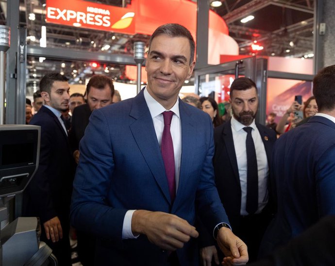 El presidente del Gobierno, Pedro Sánchez, a su llegada a la tercera jornada de la 44 edición de la Feria Internacional de Turismo, Fitur 2024, en IFEMA Madrid, a 26 de Enero de 2024, en Madrid (España). Fitur es la primera cita anual para los profesio
