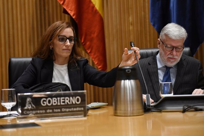 La ministra de Sanidad, Mónica García y el presidente de la comisión y diputado de Sumar, Agustín Santos, durante la Comisión de Sanidad, en el Congreso de los Diputados, a 26 de enero de 2024, en Madrid (España). Durante su comparecencia, Mónica García