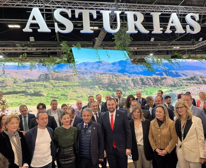 El presidente del Principado, Adrián Barbón, en el estand de Asturias en Fitur.