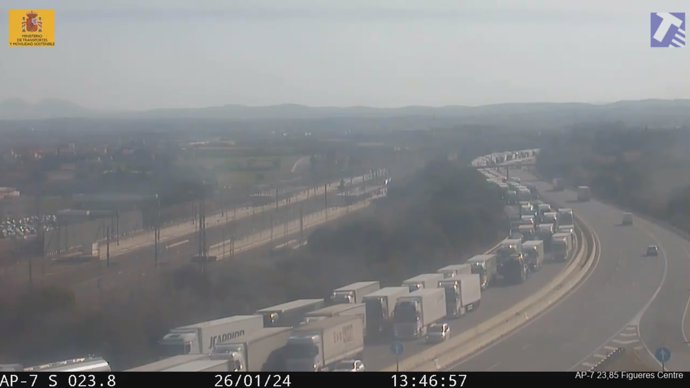 Cortada la AP-7 en La Jonquera (Girona) por una protesta de agricultores en Le Boulou (Francia(