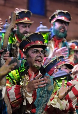 Un componente del coro 'Los iluminados' canta en el Teatro Falla en el concurso de 2024.