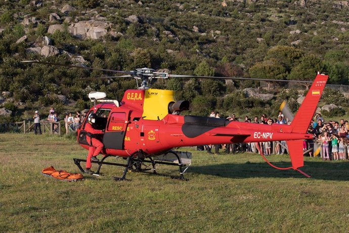 Archivo - Un bombero participa en una exhibición de rescate de altura del Grupo Especial de Rescate en Altura (GERA) de Bomberos de la Comunidad de Madrid.