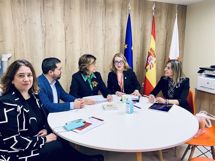 Reunión entre la presidenta de la DIputación de Palencia y la consejera de Cultura, Turismo y Deportes de Cantabria.