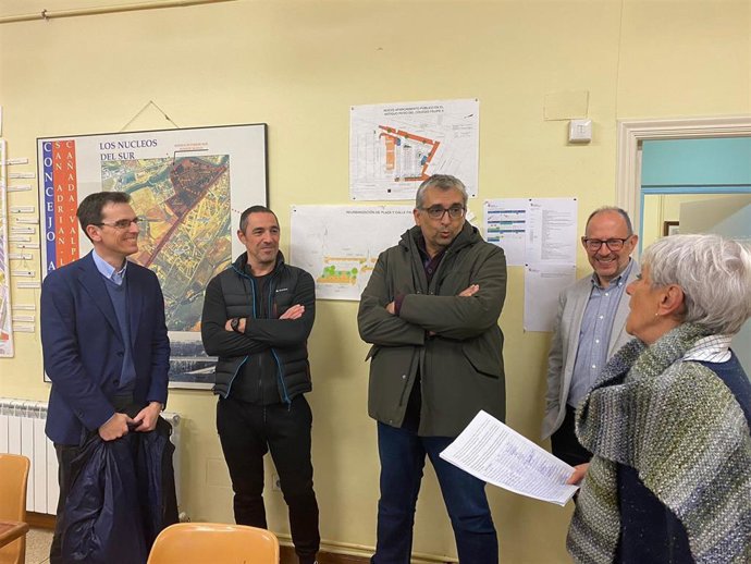 Representantes del Grupo Municipal Socialista en Valladolid junto a vecinos de la Zona Sur.