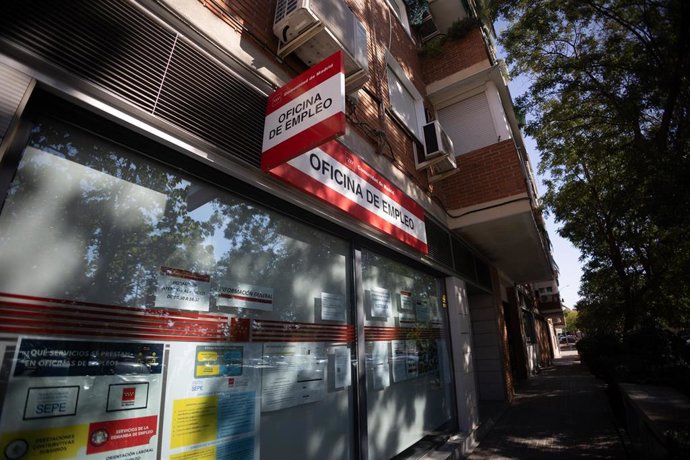 Archivo - Fachada de una oficina de empleo.