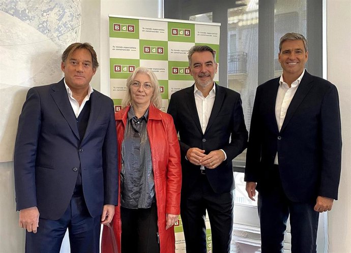 De izqda. A derecha: Alejandro Ehlis, Director General Ehlis, S.A., María José Valero, Subdirectora General Indamat Gestión, S.L., José Dur, Director General Indamat Gestión, S.L., Ignacio Ehlis, Director General Ehlis, S.A.