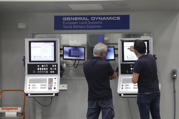Archivo - Dos operarios trabajan en el interior de la fábrica General Dinamics, a 9 de septiembre de 2022, en Trubia, Asturias (España).
