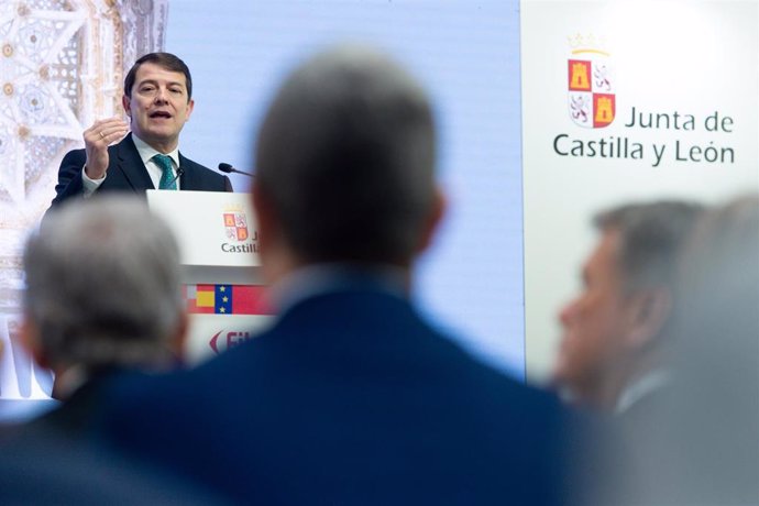 El presidente de la Junta de Castilla y León, Alfonso Fernández Mañueco, interviene en el estand de la Junta de Castilla y León durante su visita a la tercera jornada de Fitur, en IFEMA Madrid, a 26 de enero de 2024, en Madrid (España).