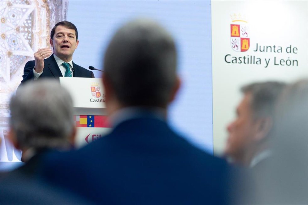 El presidente de la Junta de Castilla y León, Alfonso Fernández Mañueco, interviene en el estand de la Junta de Castilla y León durante su visita a la tercera jornada de Fitur, en IFEMA Madrid, a 26 de enero de 2024, en Madrid (España).