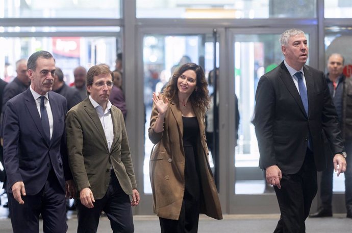 La presidenta de la Comunidad de Madrid, Isabel Díaz Ayuso (2d), y el alcalde de Madrid, José Luis Martínez-Almeida (2i), a su llegada a la celebración del Día de Madrid en Fitur 2024