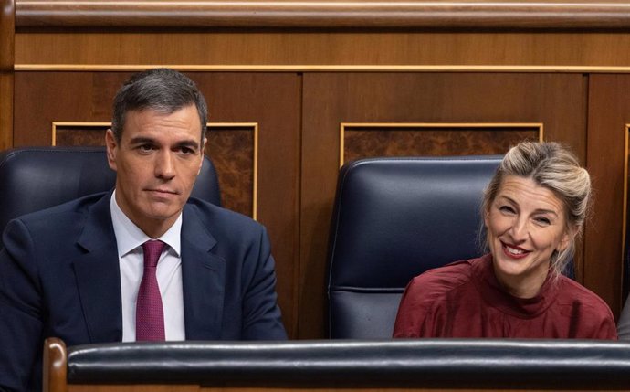 Archivo - El presidente del Gobierno, Pedro Sánchez y la vicepresidenta segunda y ministra de Trabajo, Yolanda Díaz, durante una sesión de control al Gobierno, en el Congreso de los Diputados, a 20 de diciembre de 2023, en Madrid (España).